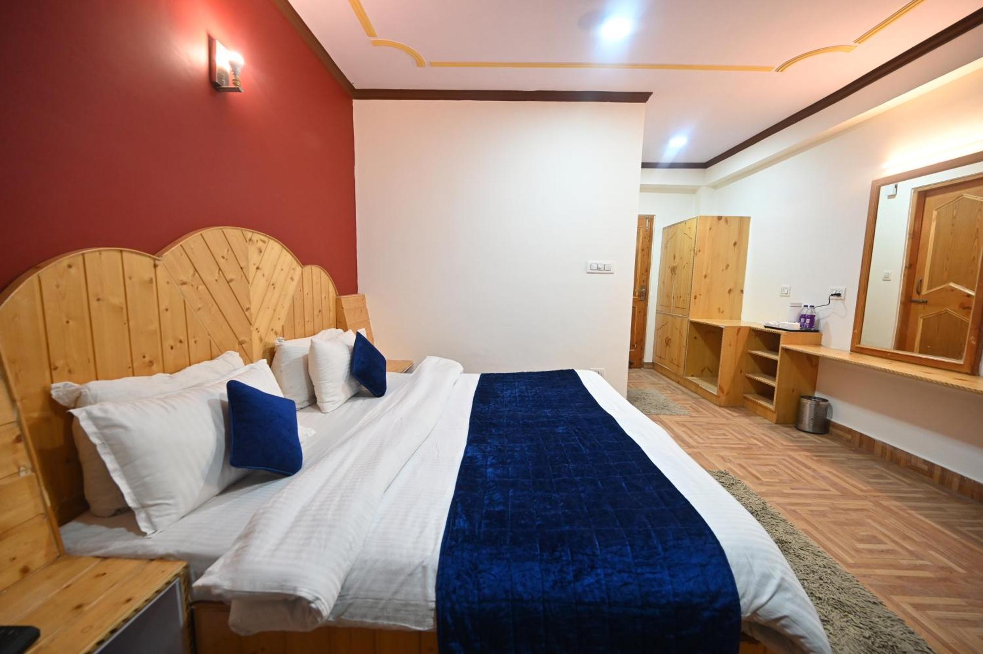 Krishana Cottage A Pure Veg !!!300 M From Hadimba Temple!!!Balcony Rooms!!!Veg Restaurant!!!Couple Friendly!!!Family Cottage!!! Manāli Dış mekan fotoğraf