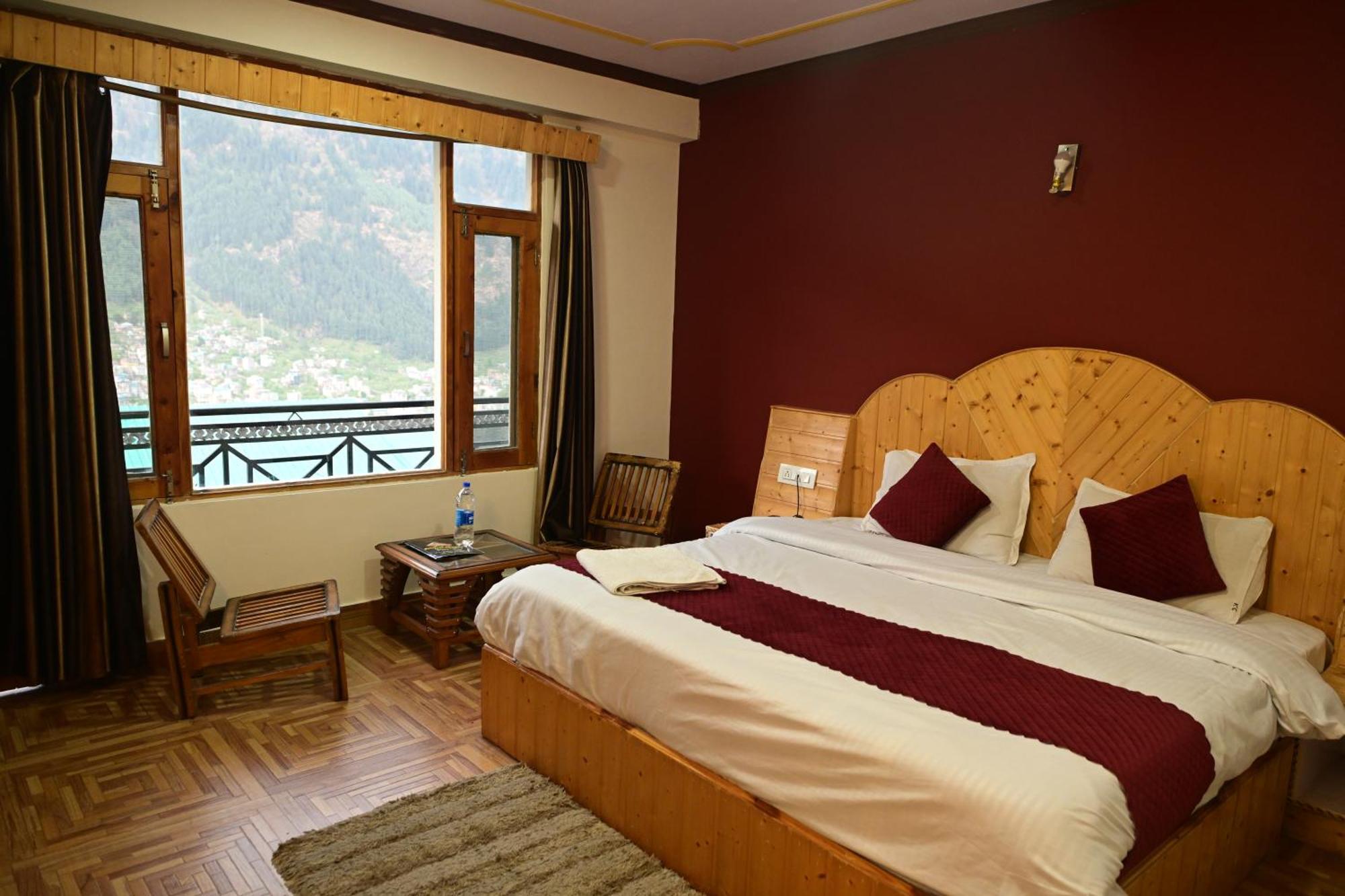 Krishana Cottage A Pure Veg !!!300 M From Hadimba Temple!!!Balcony Rooms!!!Veg Restaurant!!!Couple Friendly!!!Family Cottage!!! Manāli Dış mekan fotoğraf