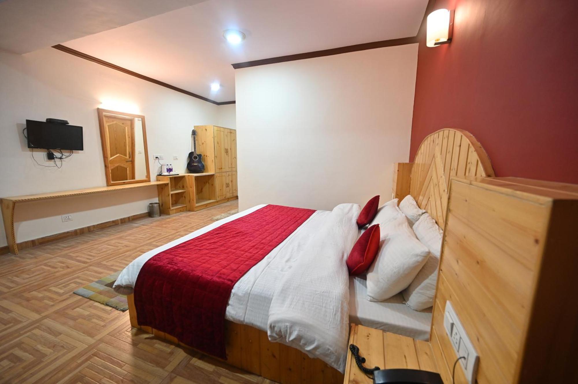 Krishana Cottage A Pure Veg !!!300 M From Hadimba Temple!!!Balcony Rooms!!!Veg Restaurant!!!Couple Friendly!!!Family Cottage!!! Manāli Dış mekan fotoğraf