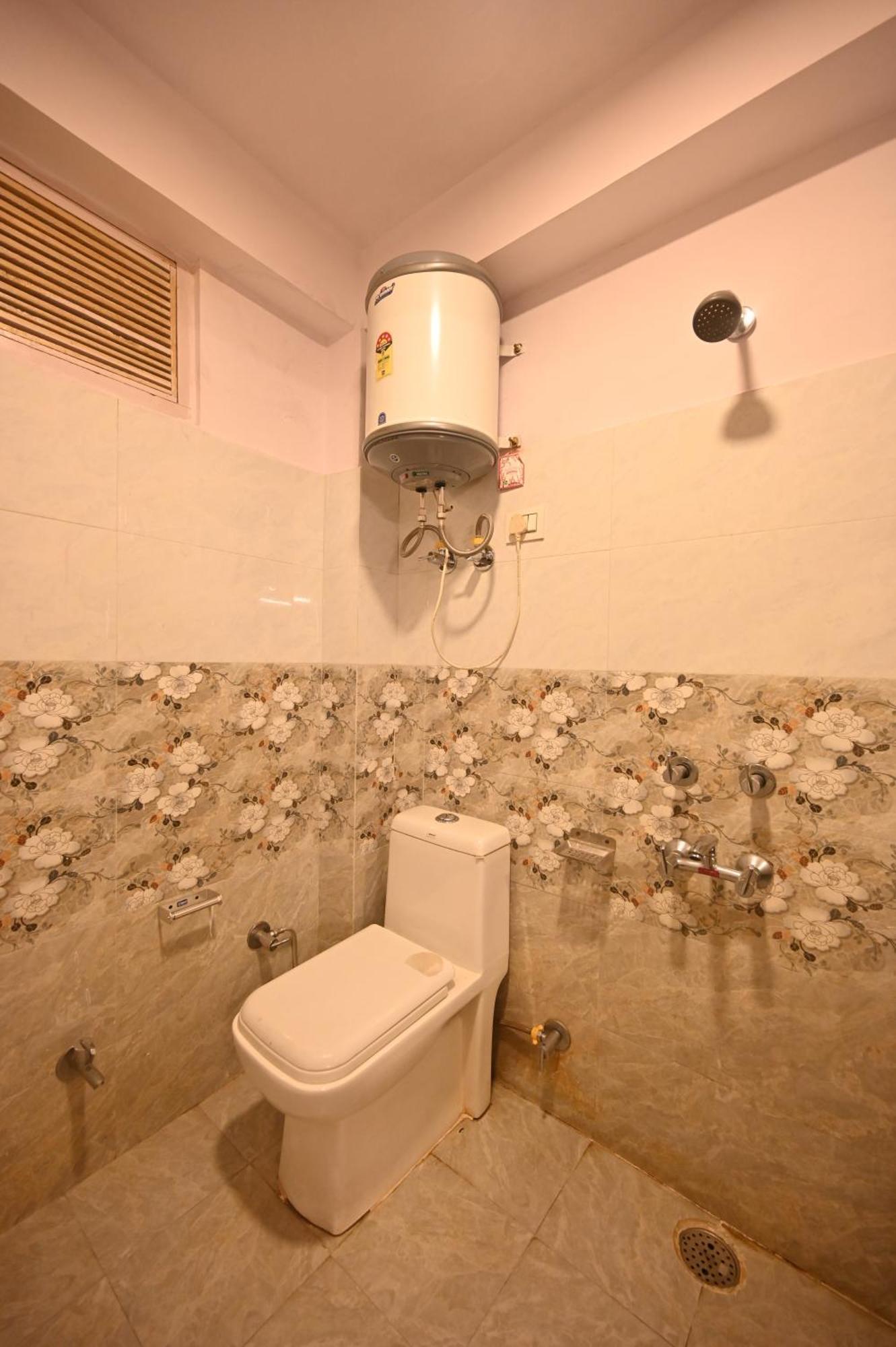 Krishana Cottage A Pure Veg !!!300 M From Hadimba Temple!!!Balcony Rooms!!!Veg Restaurant!!!Couple Friendly!!!Family Cottage!!! Manāli Dış mekan fotoğraf