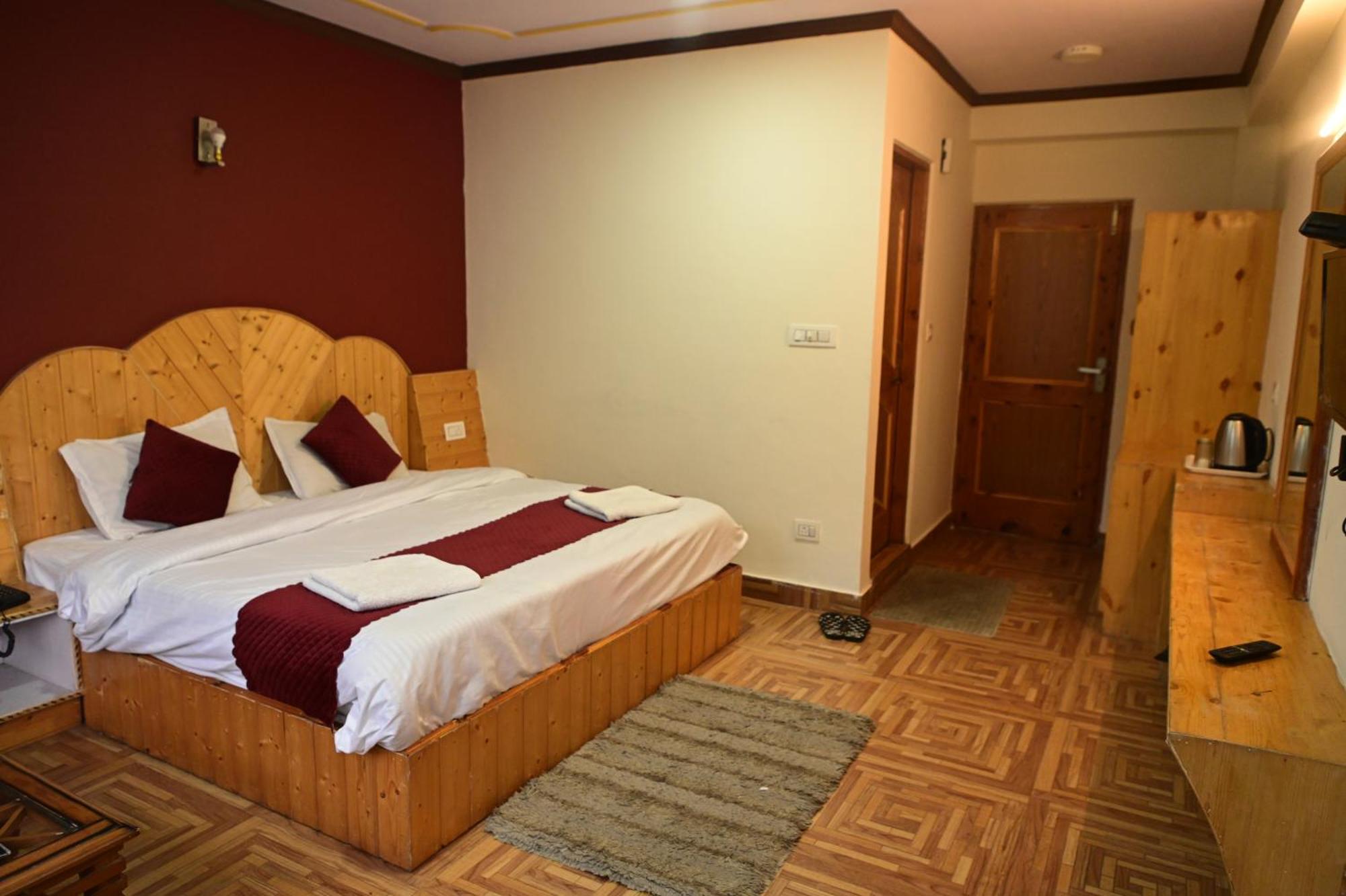 Krishana Cottage A Pure Veg !!!300 M From Hadimba Temple!!!Balcony Rooms!!!Veg Restaurant!!!Couple Friendly!!!Family Cottage!!! Manāli Dış mekan fotoğraf