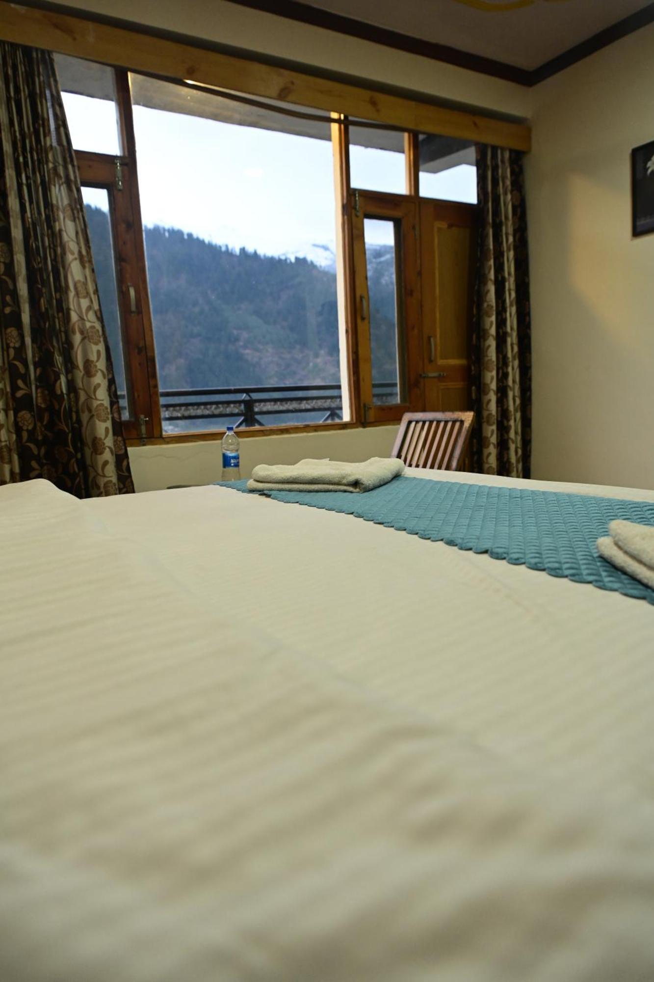 Krishana Cottage A Pure Veg !!!300 M From Hadimba Temple!!!Balcony Rooms!!!Veg Restaurant!!!Couple Friendly!!!Family Cottage!!! Manāli Dış mekan fotoğraf