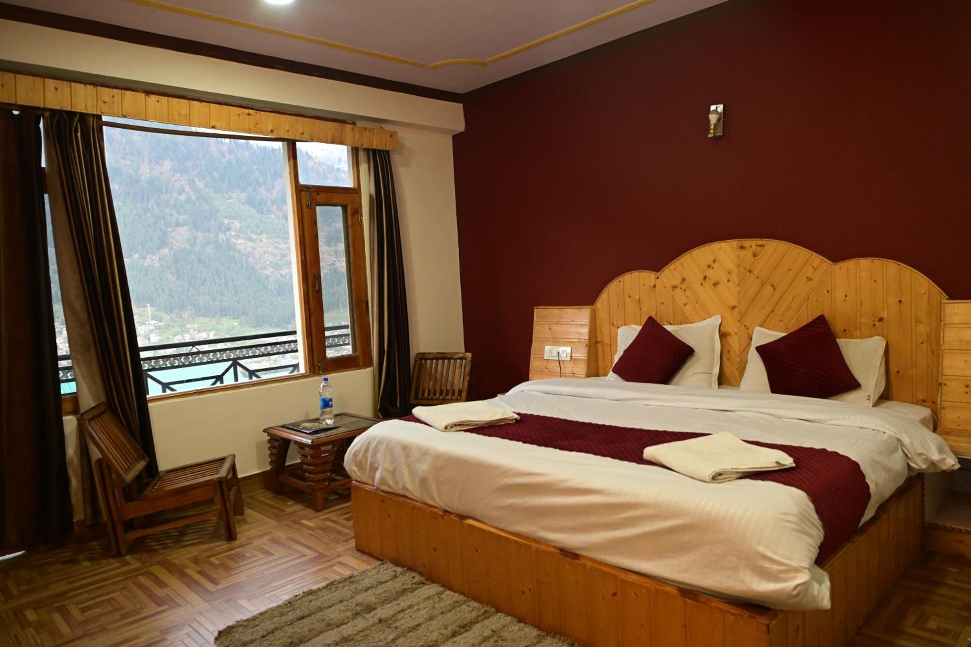 Krishana Cottage A Pure Veg !!!300 M From Hadimba Temple!!!Balcony Rooms!!!Veg Restaurant!!!Couple Friendly!!!Family Cottage!!! Manāli Dış mekan fotoğraf
