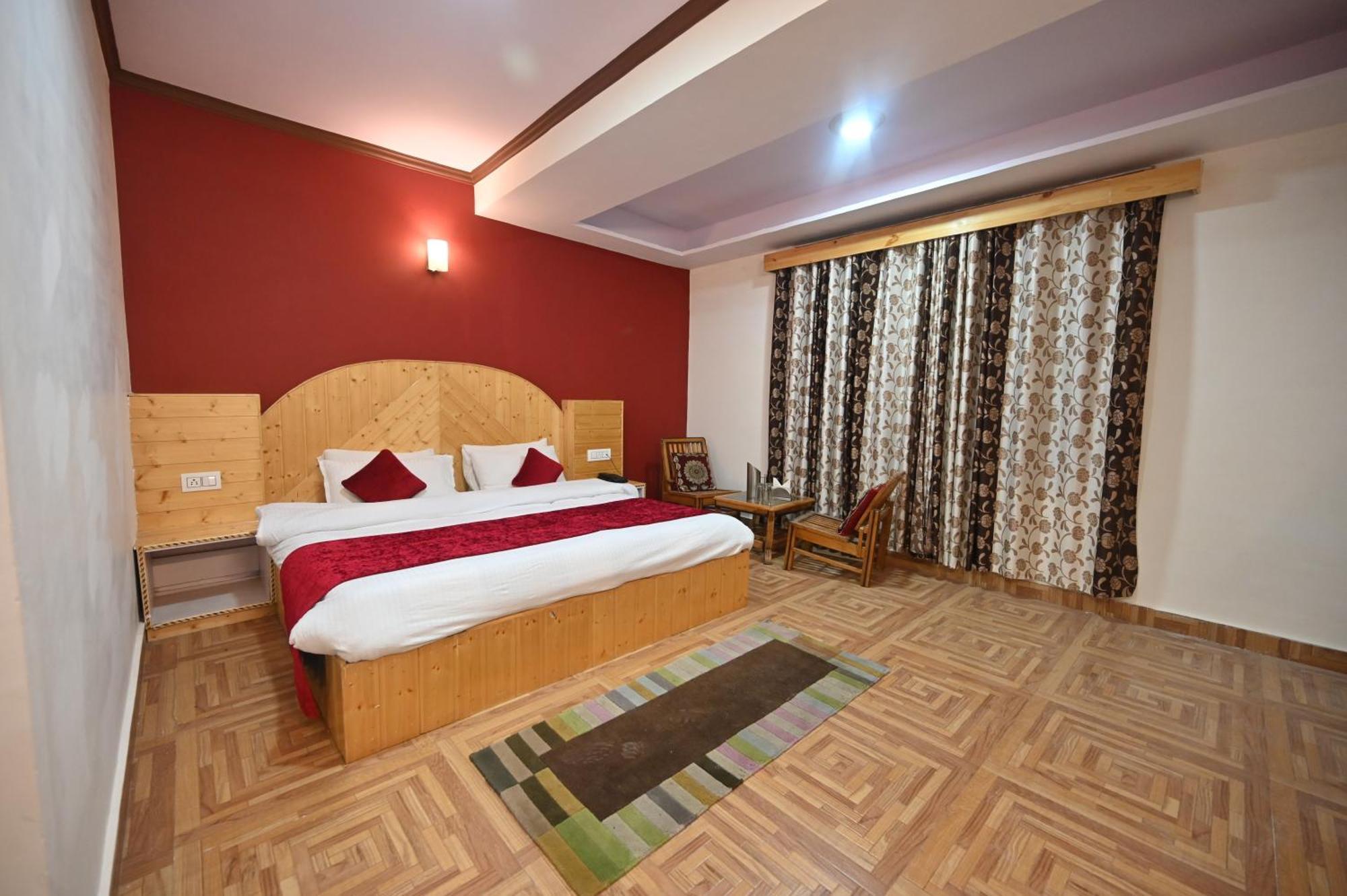 Krishana Cottage A Pure Veg !!!300 M From Hadimba Temple!!!Balcony Rooms!!!Veg Restaurant!!!Couple Friendly!!!Family Cottage!!! Manāli Dış mekan fotoğraf