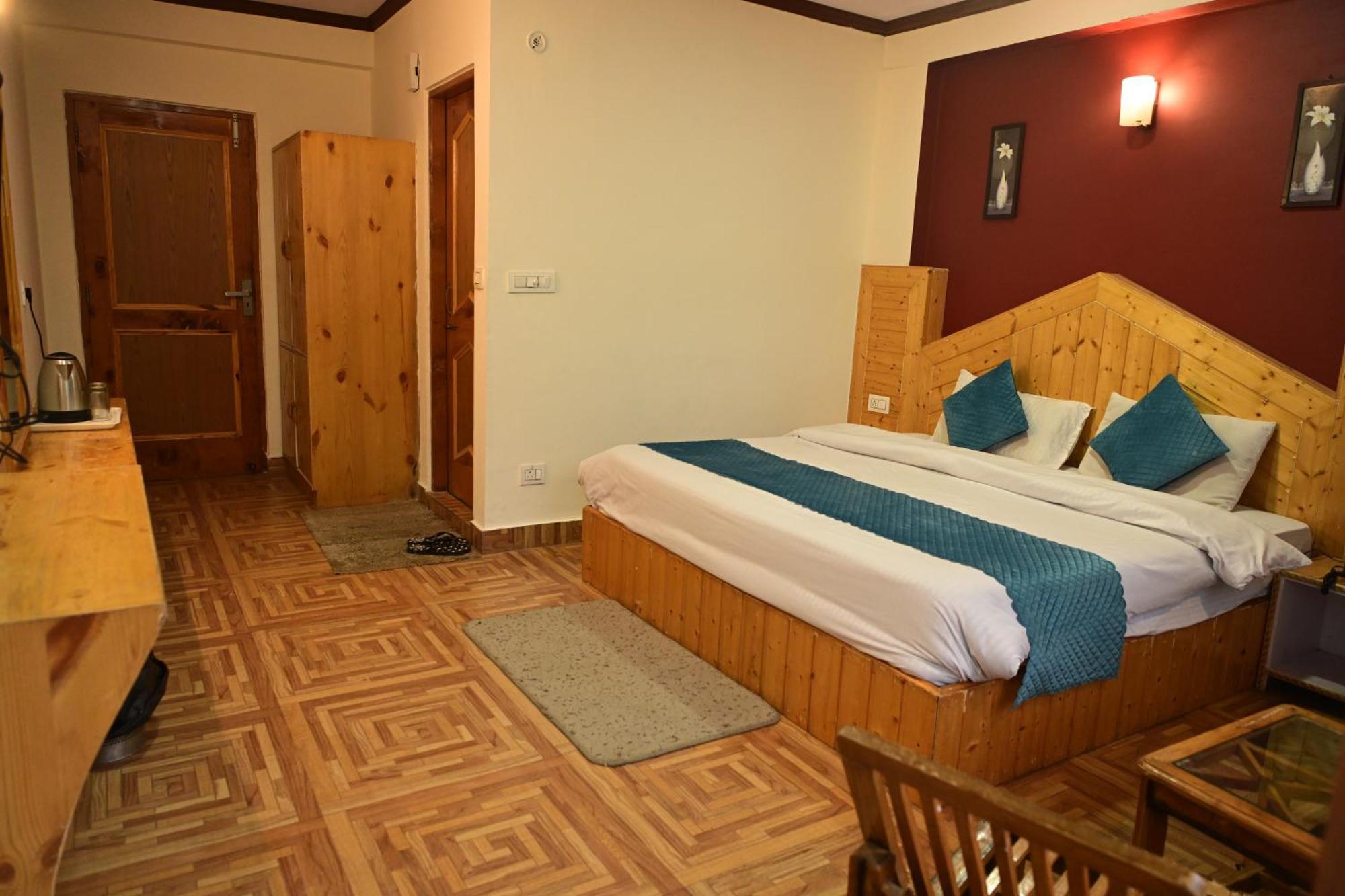 Krishana Cottage A Pure Veg !!!300 M From Hadimba Temple!!!Balcony Rooms!!!Veg Restaurant!!!Couple Friendly!!!Family Cottage!!! Manāli Dış mekan fotoğraf