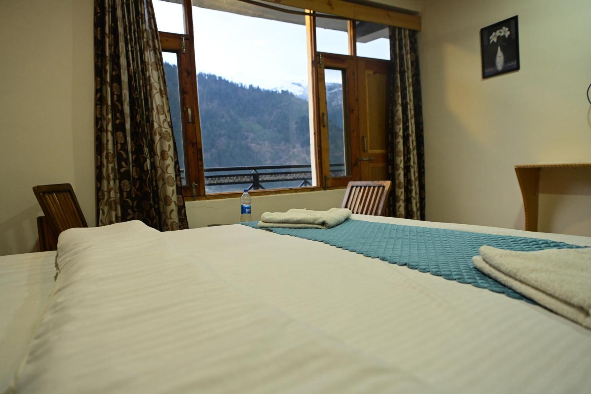 Krishana Cottage A Pure Veg !!!300 M From Hadimba Temple!!!Balcony Rooms!!!Veg Restaurant!!!Couple Friendly!!!Family Cottage!!! Manāli Dış mekan fotoğraf