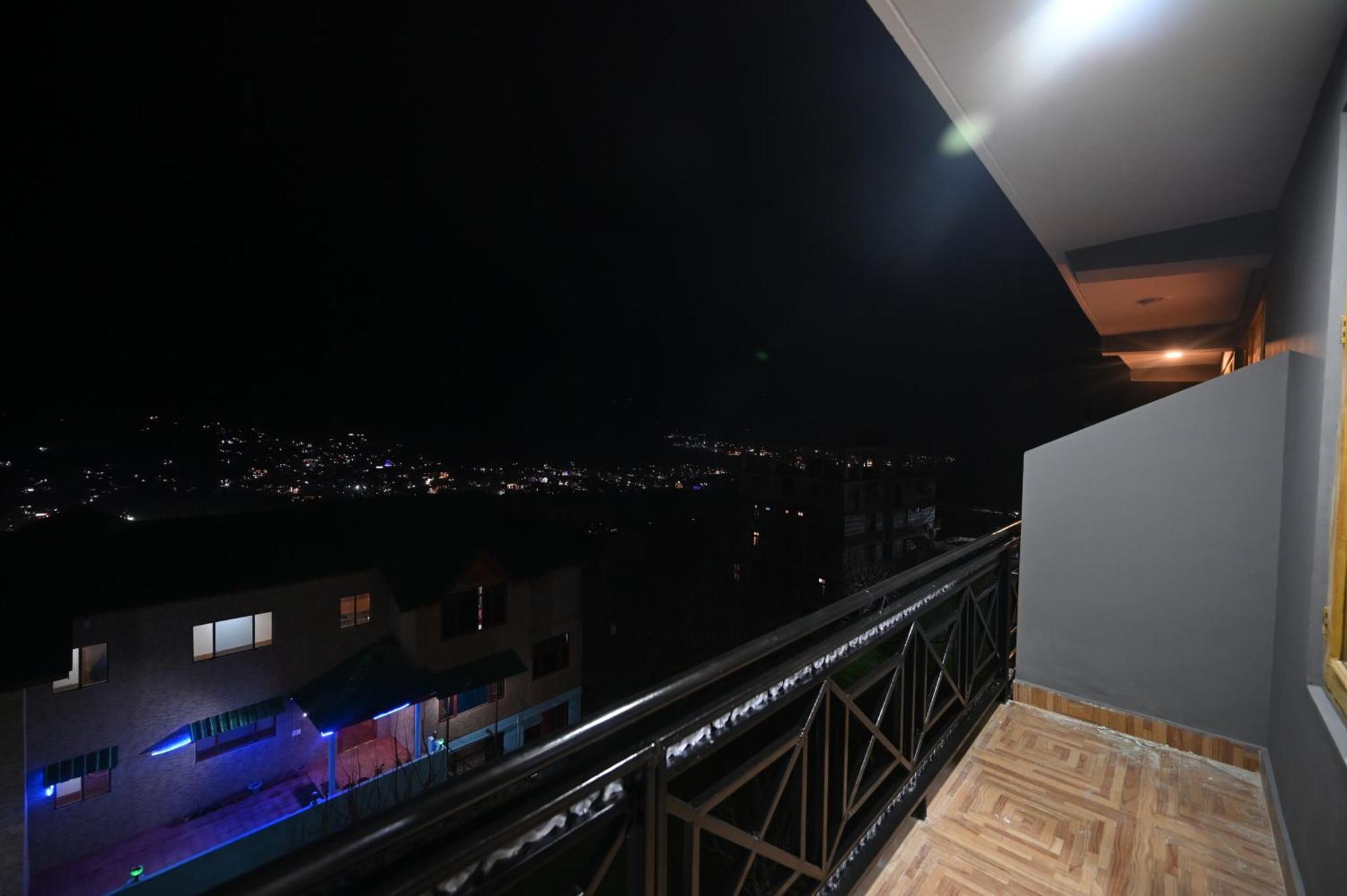 Krishana Cottage A Pure Veg !!!300 M From Hadimba Temple!!!Balcony Rooms!!!Veg Restaurant!!!Couple Friendly!!!Family Cottage!!! Manāli Dış mekan fotoğraf