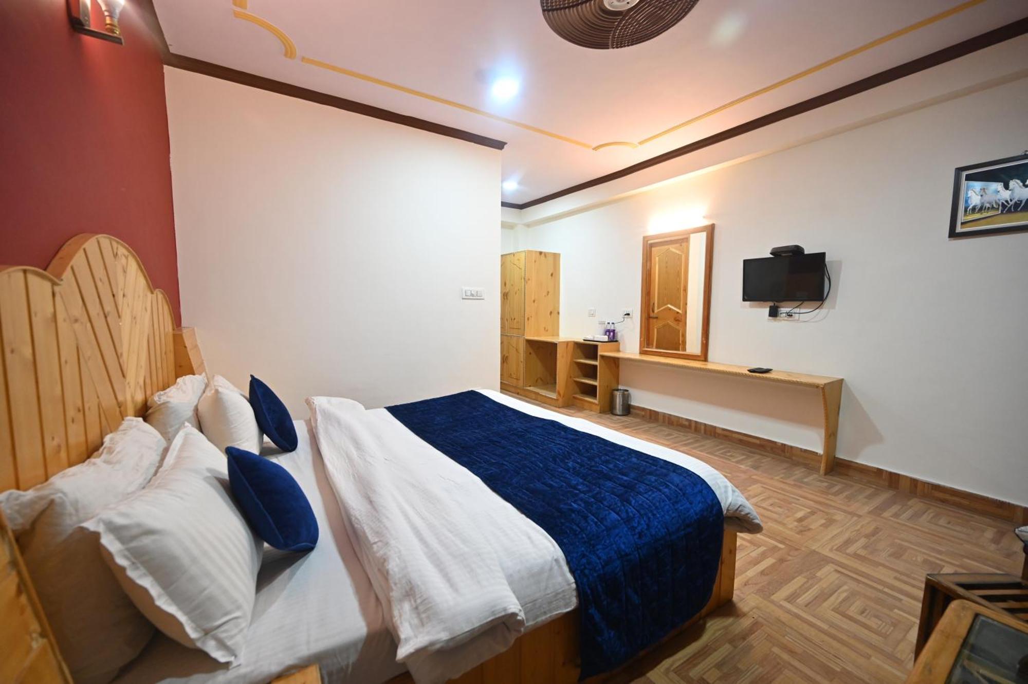 Krishana Cottage A Pure Veg !!!300 M From Hadimba Temple!!!Balcony Rooms!!!Veg Restaurant!!!Couple Friendly!!!Family Cottage!!! Manāli Dış mekan fotoğraf