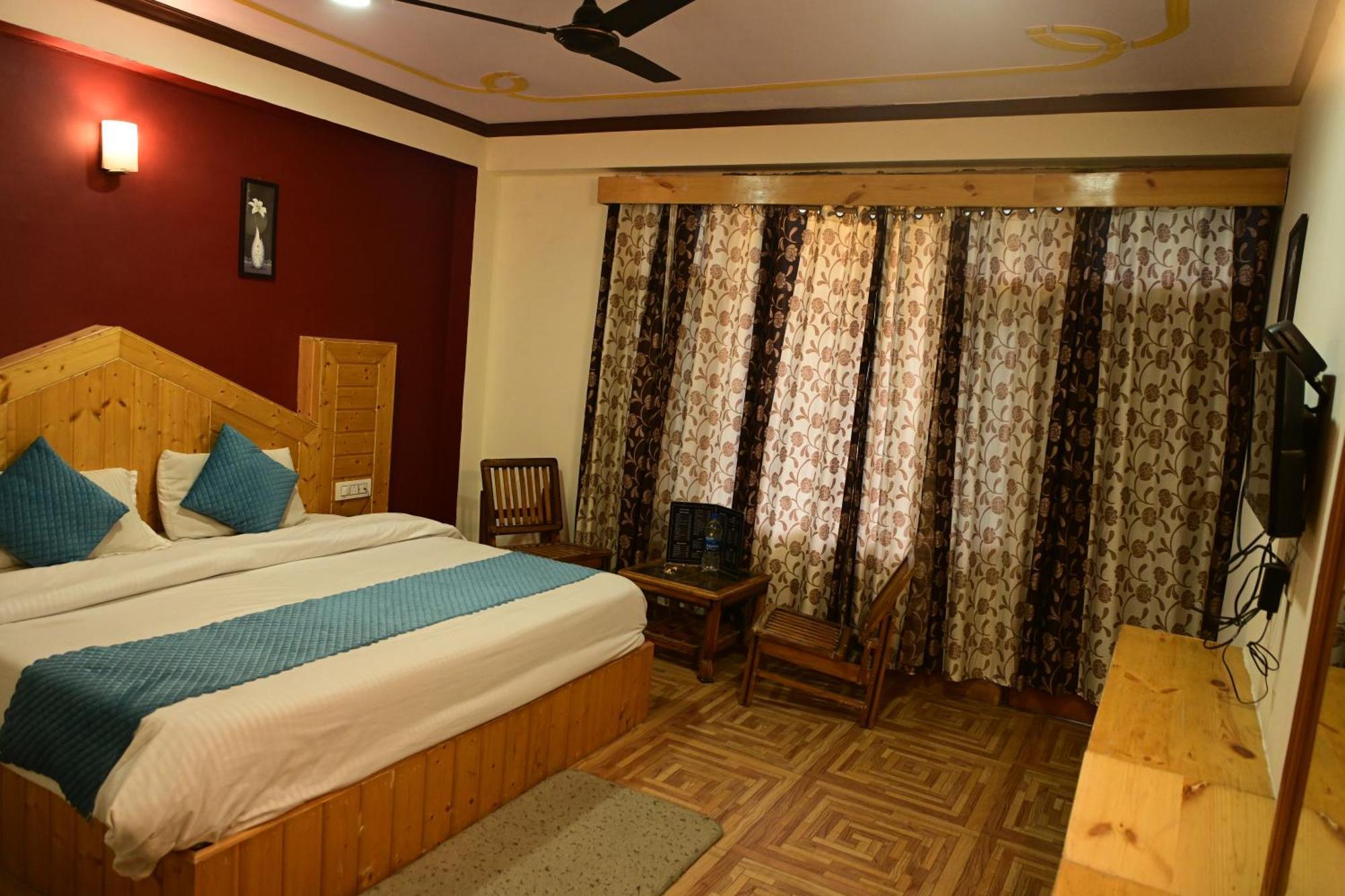 Krishana Cottage A Pure Veg !!!300 M From Hadimba Temple!!!Balcony Rooms!!!Veg Restaurant!!!Couple Friendly!!!Family Cottage!!! Manāli Dış mekan fotoğraf