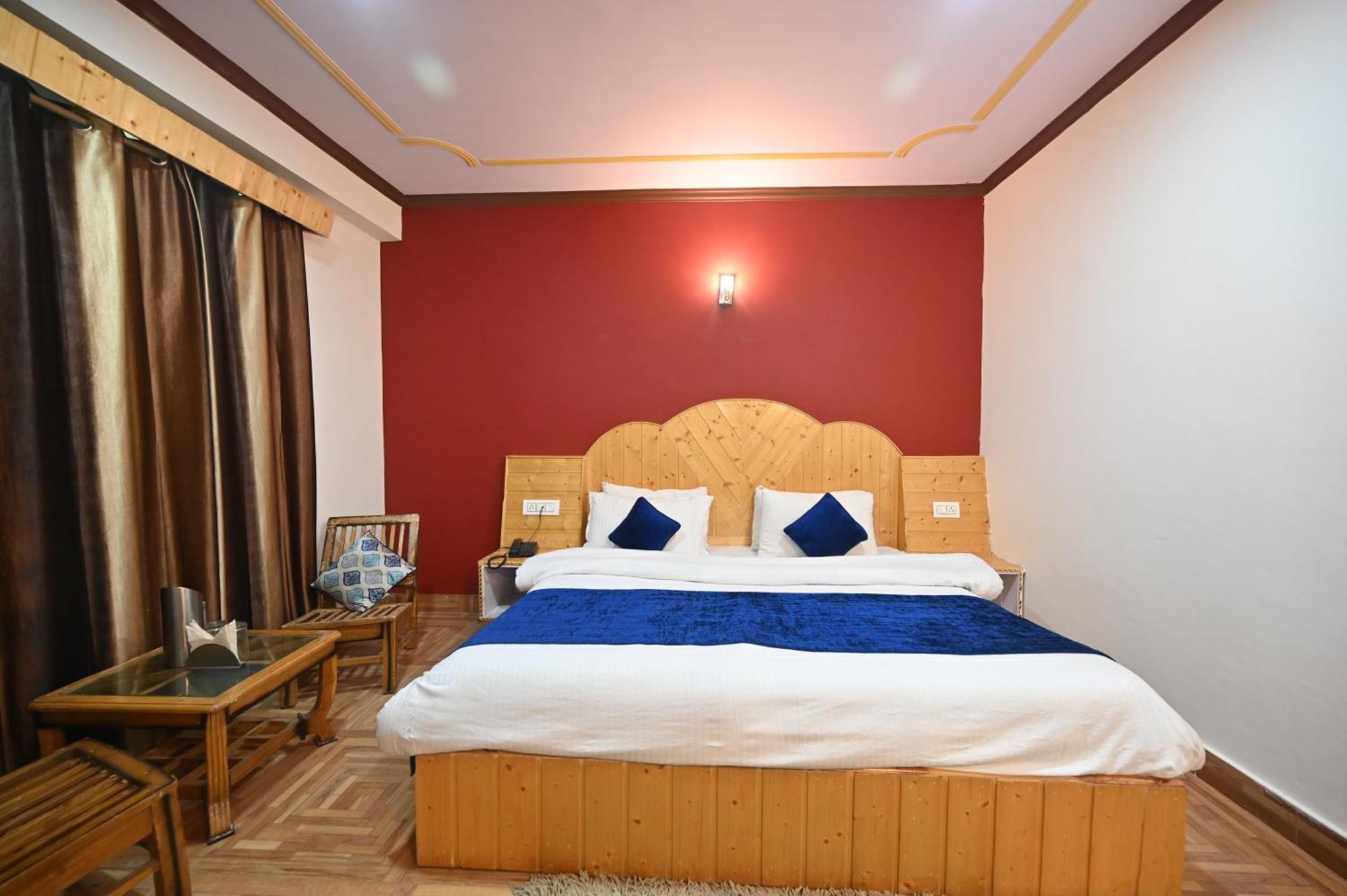Krishana Cottage A Pure Veg !!!300 M From Hadimba Temple!!!Balcony Rooms!!!Veg Restaurant!!!Couple Friendly!!!Family Cottage!!! Manāli Dış mekan fotoğraf