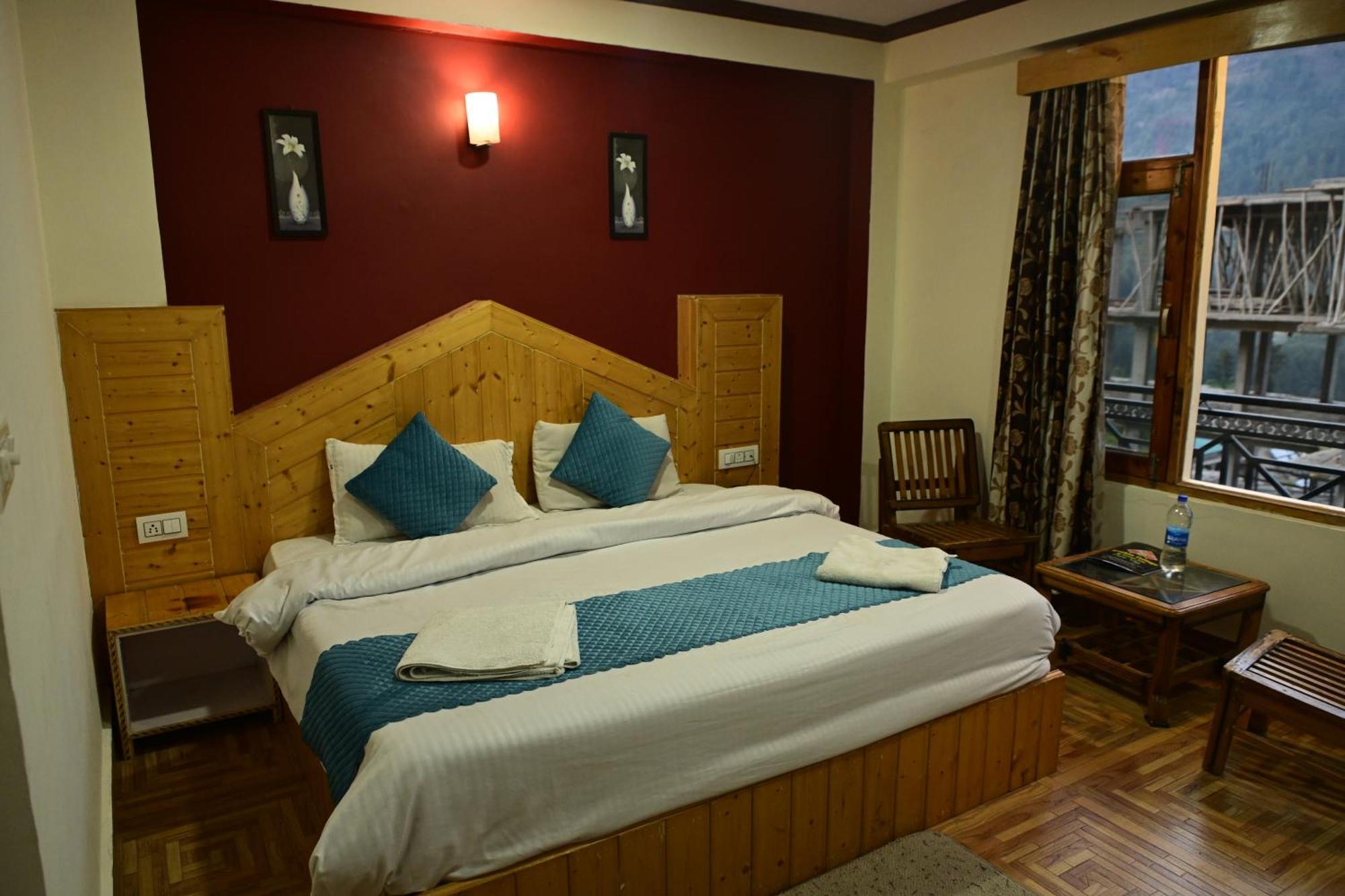 Krishana Cottage A Pure Veg !!!300 M From Hadimba Temple!!!Balcony Rooms!!!Veg Restaurant!!!Couple Friendly!!!Family Cottage!!! Manāli Dış mekan fotoğraf