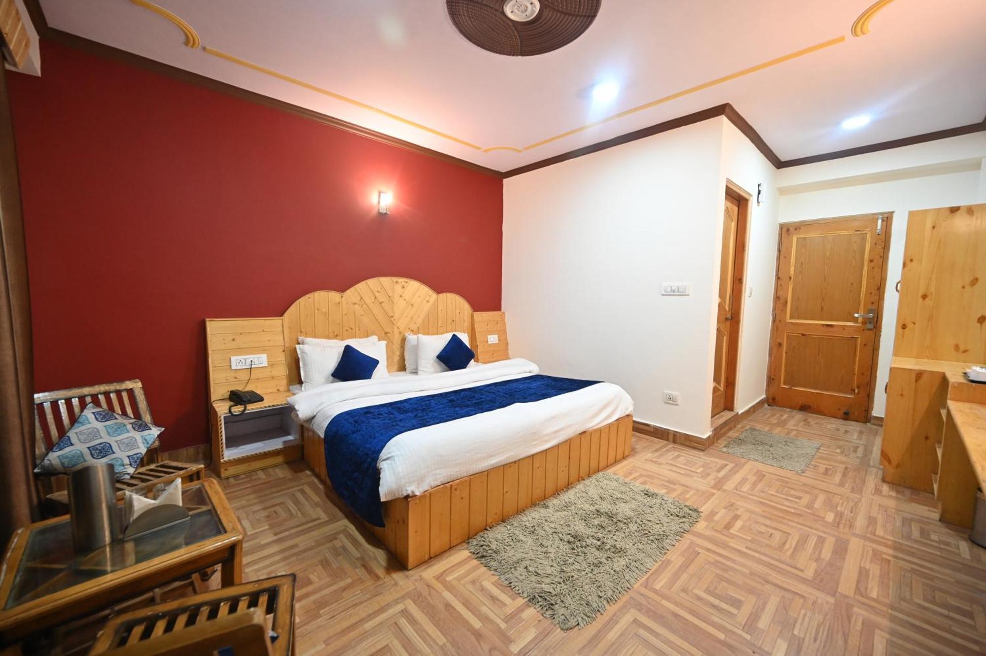 Krishana Cottage A Pure Veg !!!300 M From Hadimba Temple!!!Balcony Rooms!!!Veg Restaurant!!!Couple Friendly!!!Family Cottage!!! Manāli Dış mekan fotoğraf