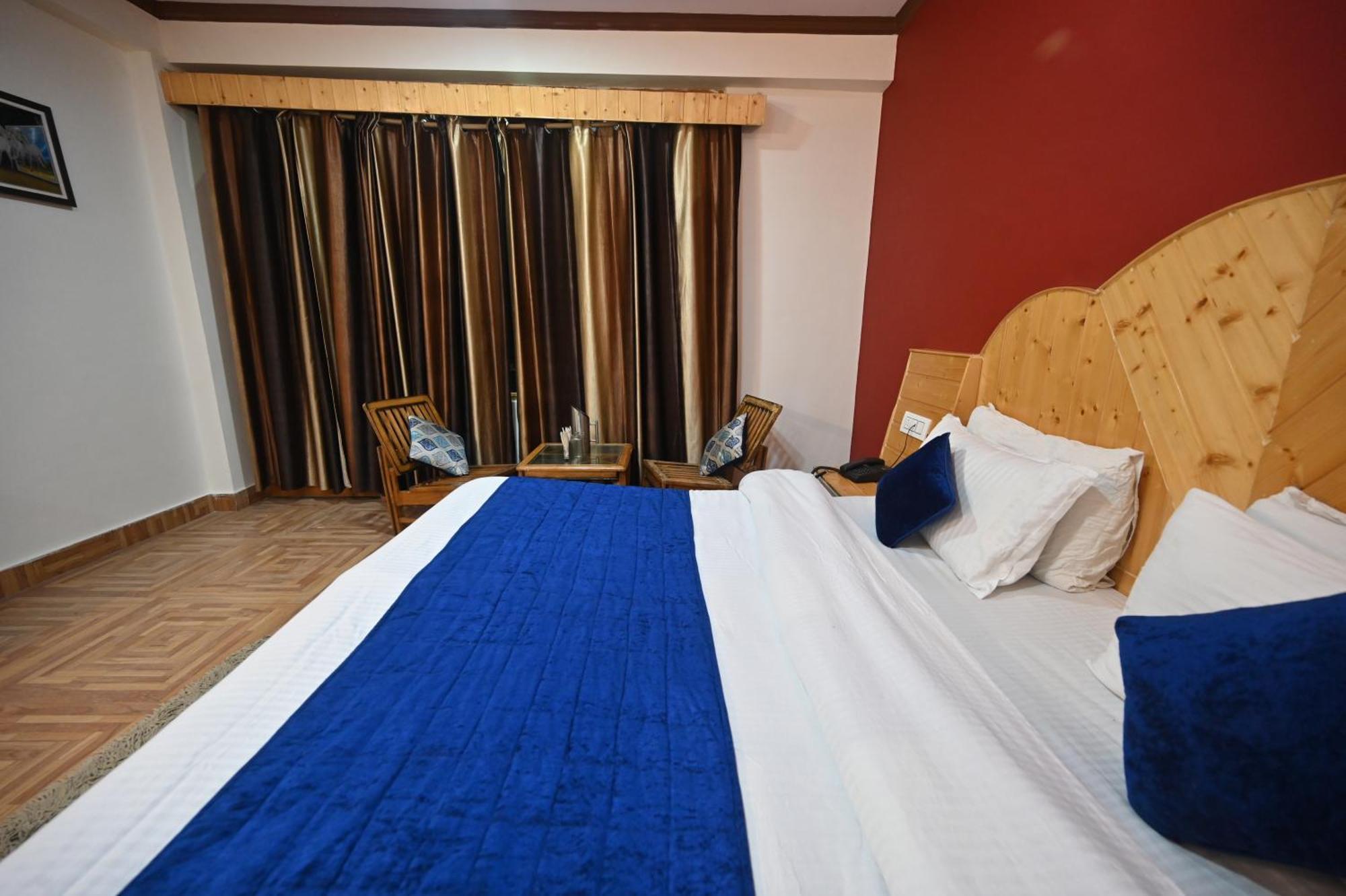 Krishana Cottage A Pure Veg !!!300 M From Hadimba Temple!!!Balcony Rooms!!!Veg Restaurant!!!Couple Friendly!!!Family Cottage!!! Manāli Dış mekan fotoğraf