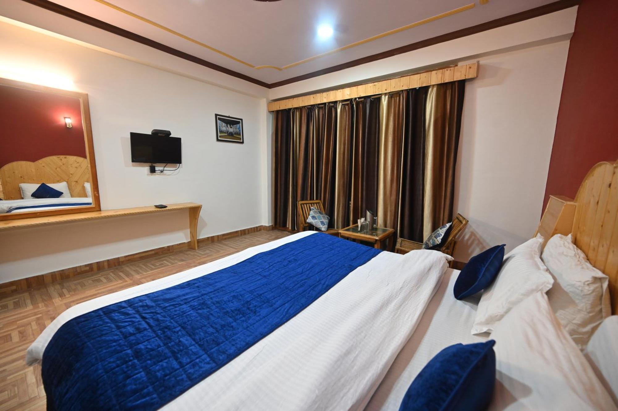 Krishana Cottage A Pure Veg !!!300 M From Hadimba Temple!!!Balcony Rooms!!!Veg Restaurant!!!Couple Friendly!!!Family Cottage!!! Manāli Dış mekan fotoğraf