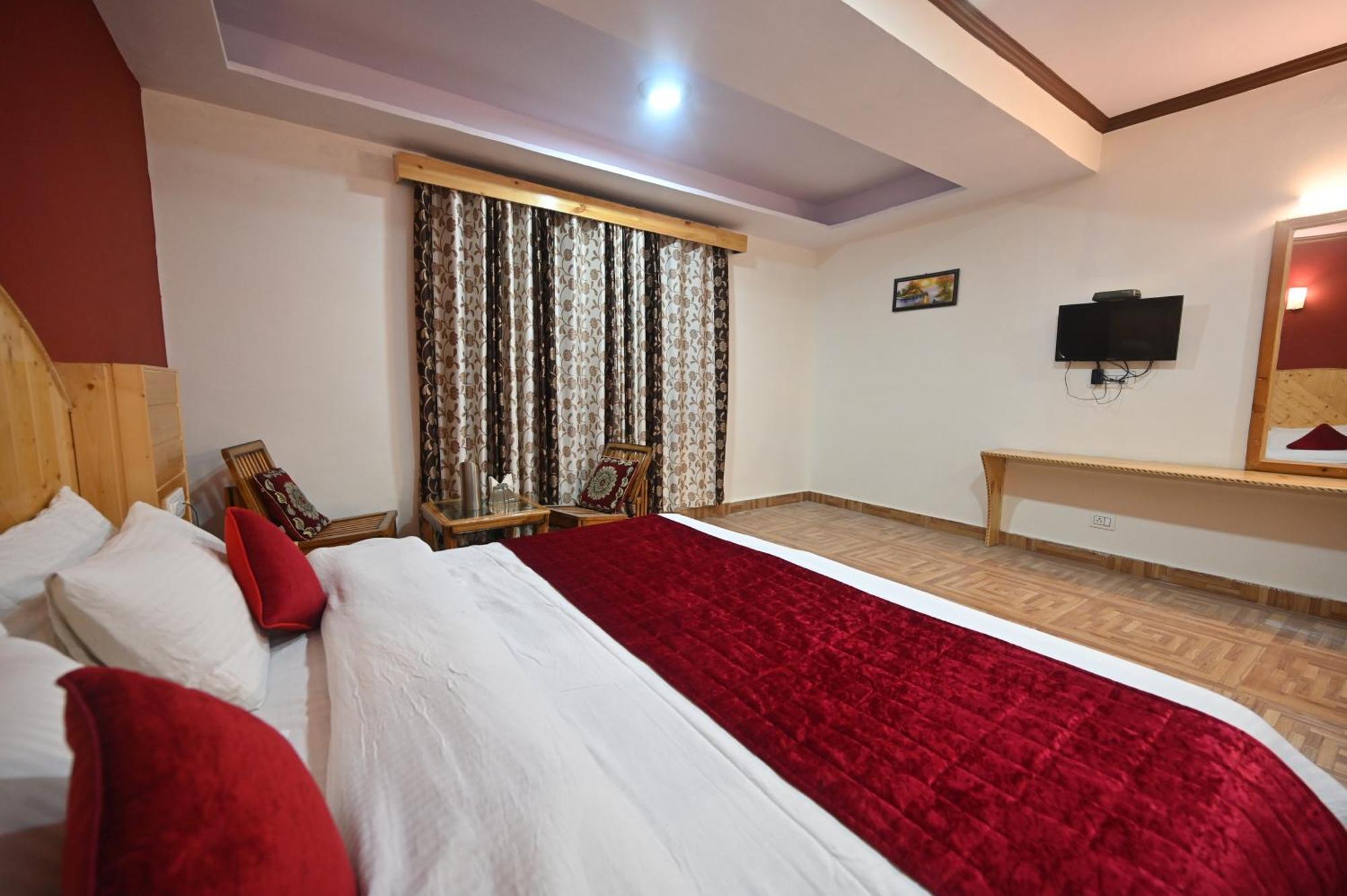 Krishana Cottage A Pure Veg !!!300 M From Hadimba Temple!!!Balcony Rooms!!!Veg Restaurant!!!Couple Friendly!!!Family Cottage!!! Manāli Dış mekan fotoğraf