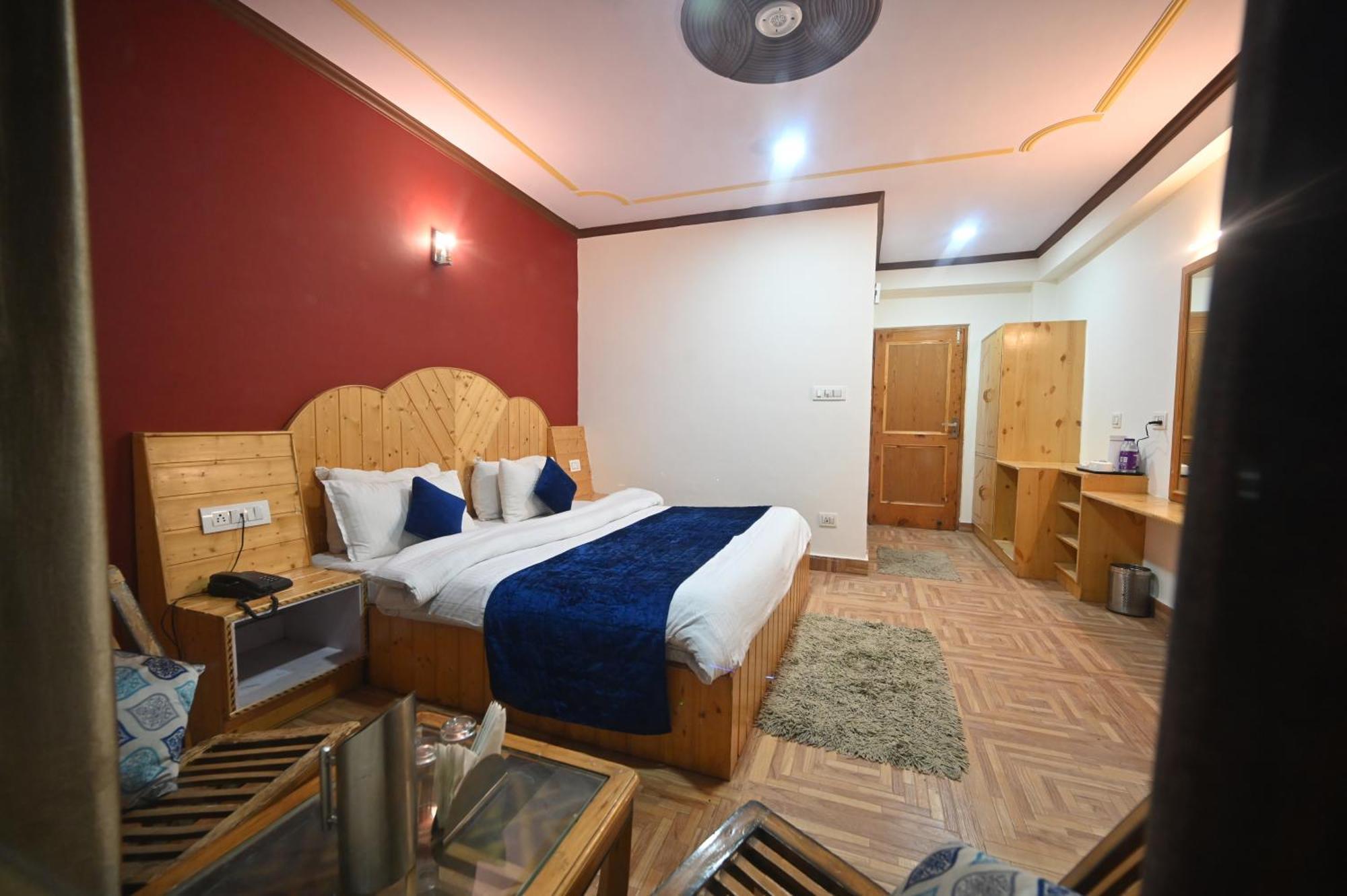 Krishana Cottage A Pure Veg !!!300 M From Hadimba Temple!!!Balcony Rooms!!!Veg Restaurant!!!Couple Friendly!!!Family Cottage!!! Manāli Dış mekan fotoğraf