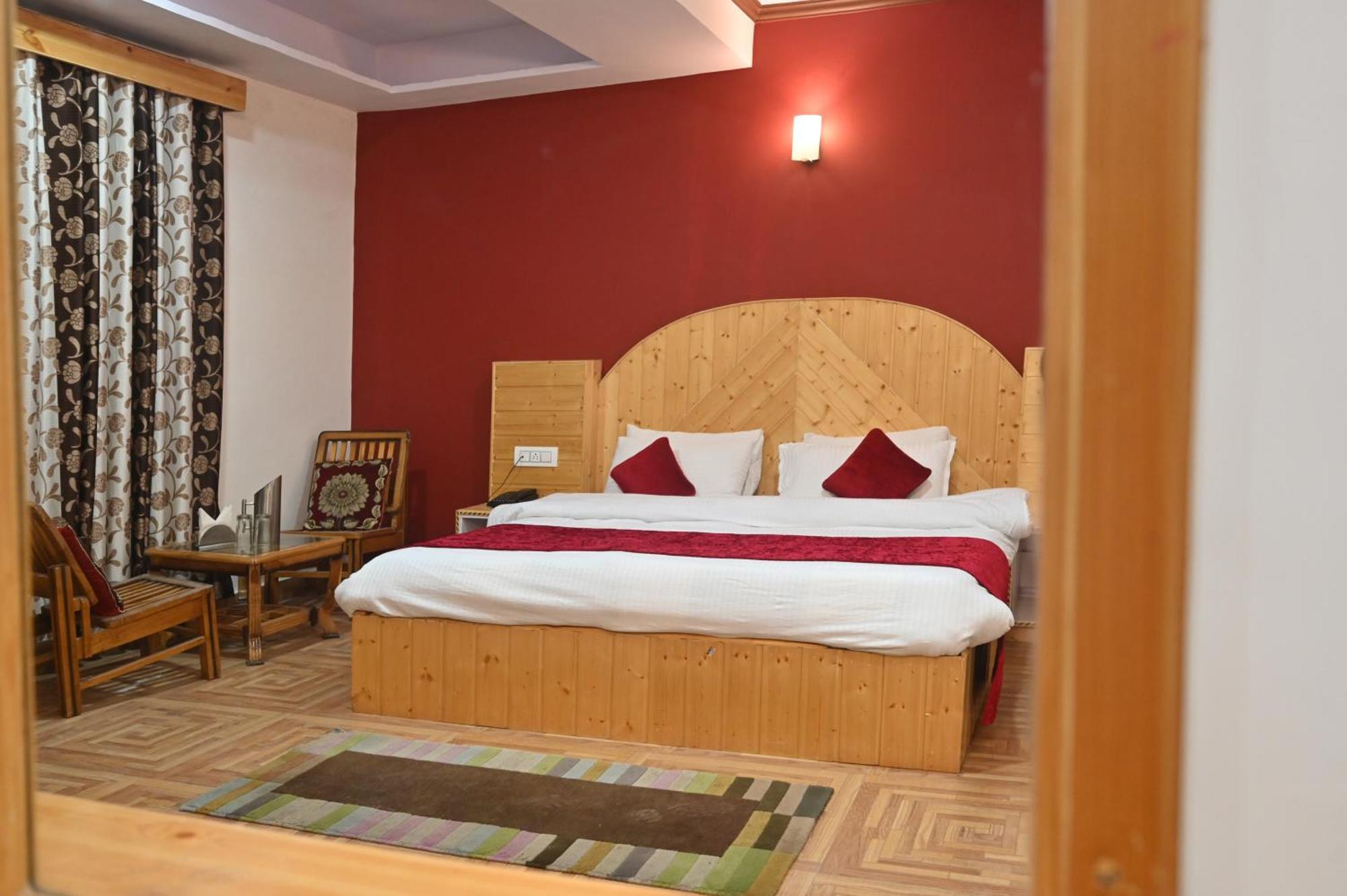 Krishana Cottage A Pure Veg !!!300 M From Hadimba Temple!!!Balcony Rooms!!!Veg Restaurant!!!Couple Friendly!!!Family Cottage!!! Manāli Dış mekan fotoğraf