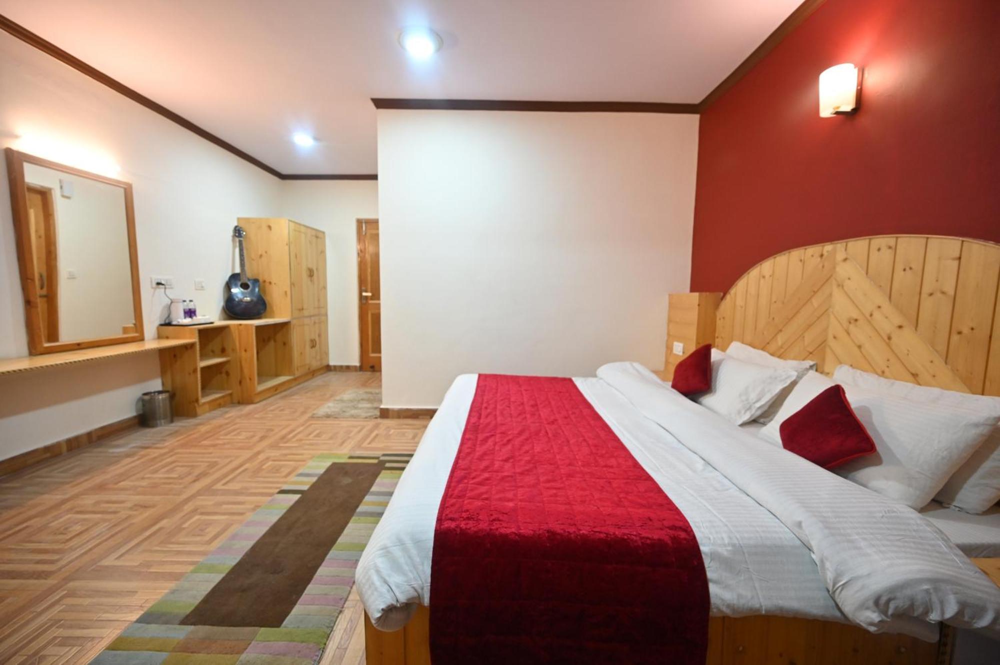 Krishana Cottage A Pure Veg !!!300 M From Hadimba Temple!!!Balcony Rooms!!!Veg Restaurant!!!Couple Friendly!!!Family Cottage!!! Manāli Dış mekan fotoğraf