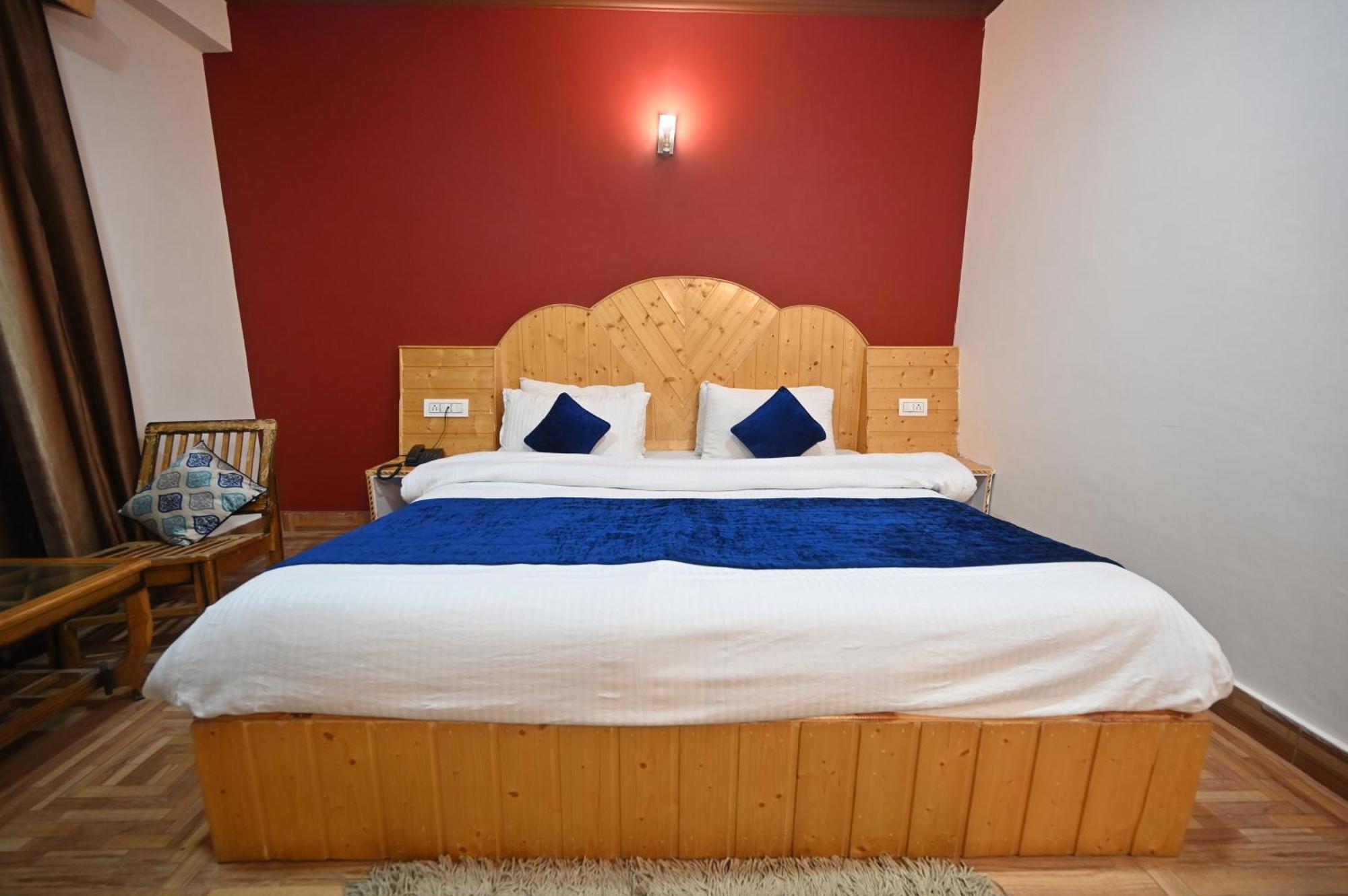 Krishana Cottage A Pure Veg !!!300 M From Hadimba Temple!!!Balcony Rooms!!!Veg Restaurant!!!Couple Friendly!!!Family Cottage!!! Manāli Dış mekan fotoğraf