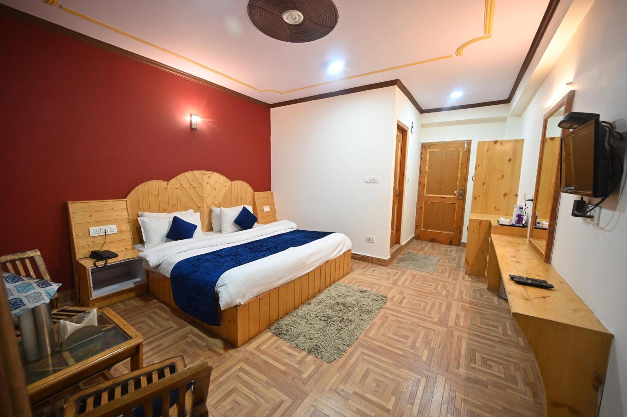 Krishana Cottage A Pure Veg !!!300 M From Hadimba Temple!!!Balcony Rooms!!!Veg Restaurant!!!Couple Friendly!!!Family Cottage!!! Manāli Dış mekan fotoğraf