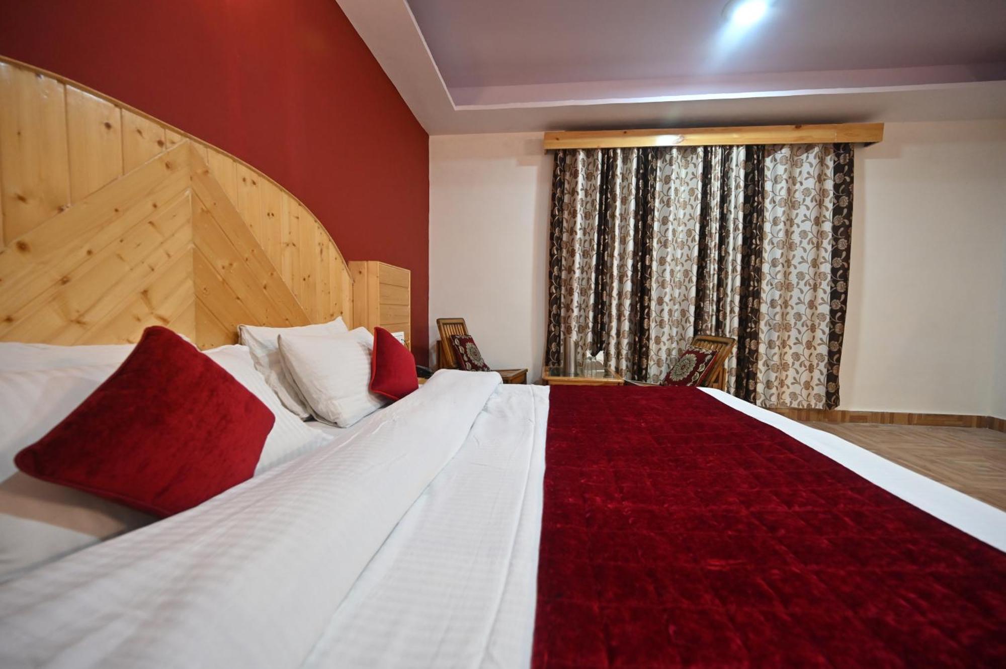 Krishana Cottage A Pure Veg !!!300 M From Hadimba Temple!!!Balcony Rooms!!!Veg Restaurant!!!Couple Friendly!!!Family Cottage!!! Manāli Dış mekan fotoğraf