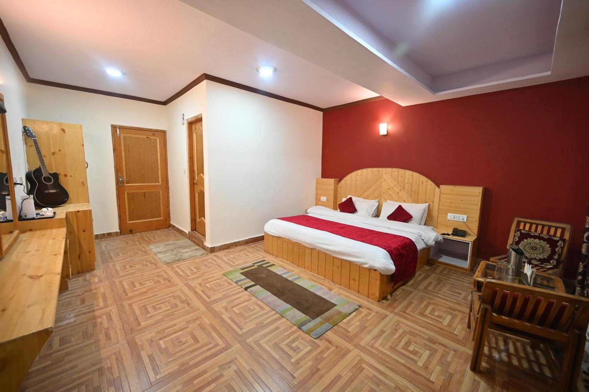 Krishana Cottage A Pure Veg !!!300 M From Hadimba Temple!!!Balcony Rooms!!!Veg Restaurant!!!Couple Friendly!!!Family Cottage!!! Manāli Dış mekan fotoğraf