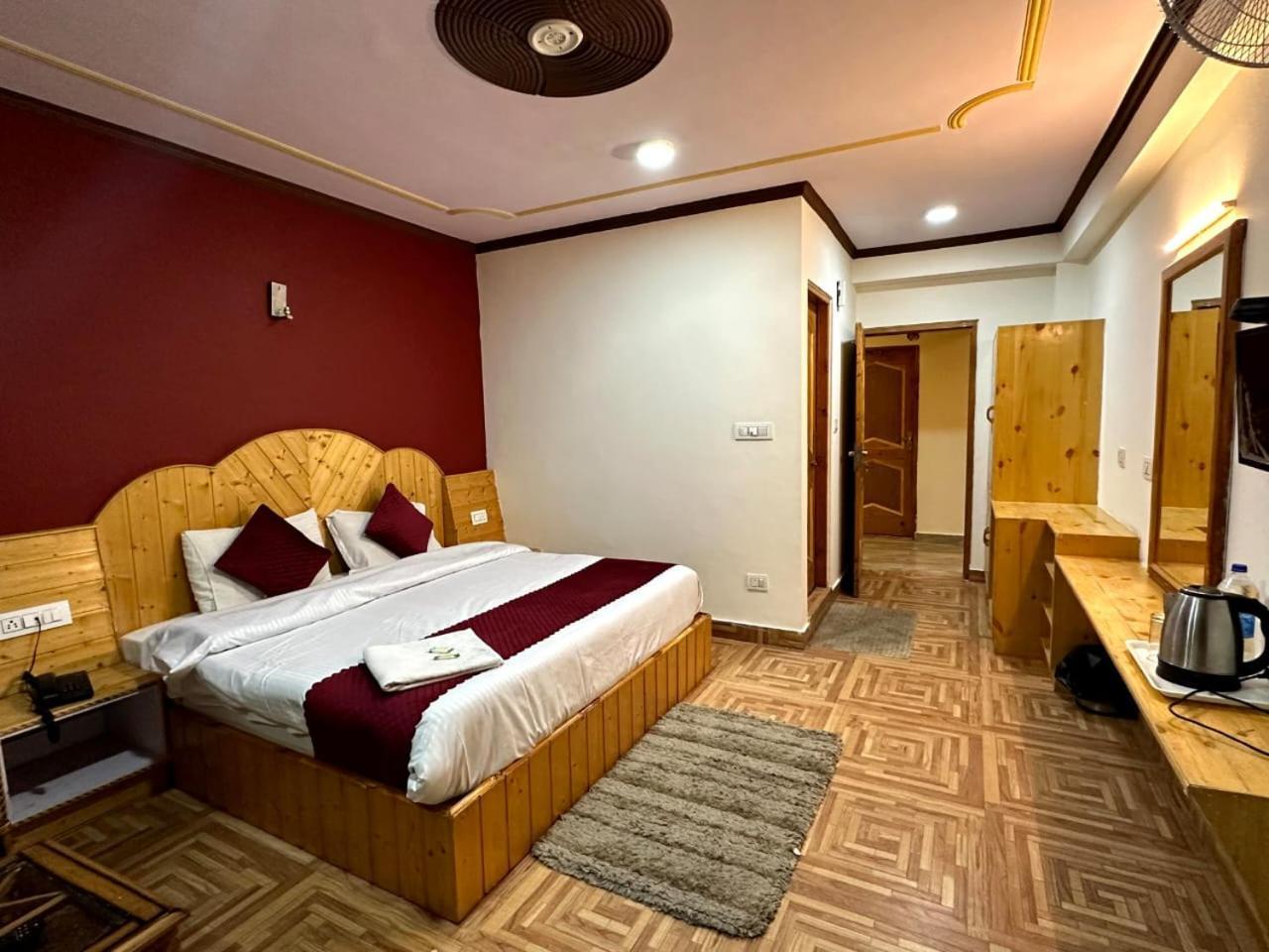Krishana Cottage A Pure Veg !!!300 M From Hadimba Temple!!!Balcony Rooms!!!Veg Restaurant!!!Couple Friendly!!!Family Cottage!!! Manāli Oda fotoğraf