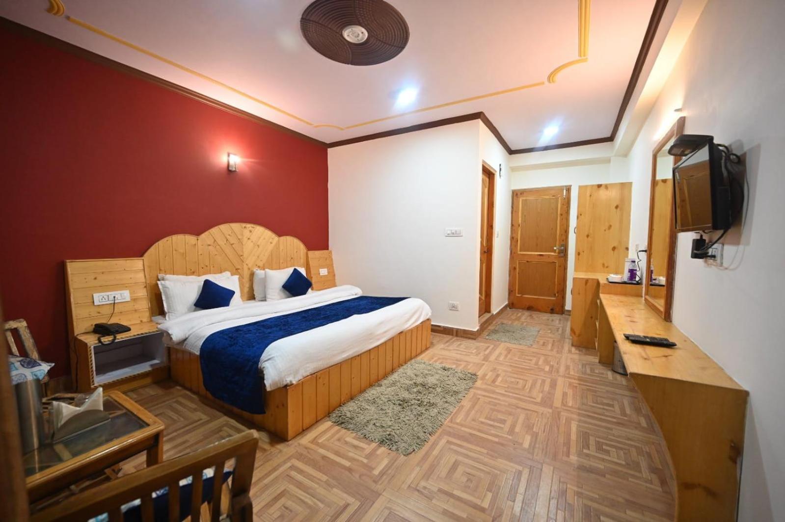 Krishana Cottage A Pure Veg !!!300 M From Hadimba Temple!!!Balcony Rooms!!!Veg Restaurant!!!Couple Friendly!!!Family Cottage!!! Manāli Oda fotoğraf