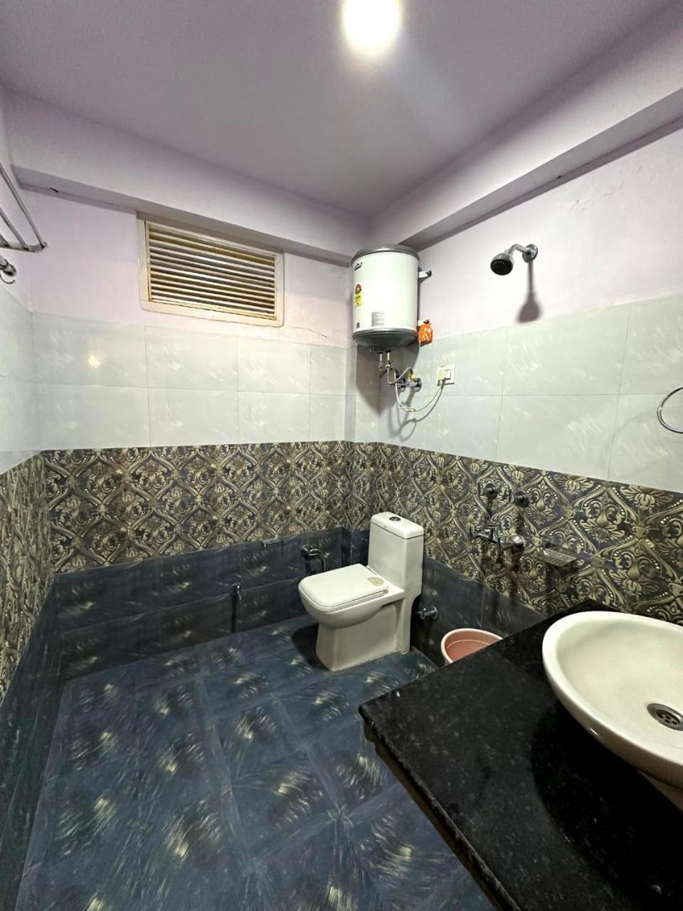 Krishana Cottage A Pure Veg !!!300 M From Hadimba Temple!!!Balcony Rooms!!!Veg Restaurant!!!Couple Friendly!!!Family Cottage!!! Manāli Dış mekan fotoğraf