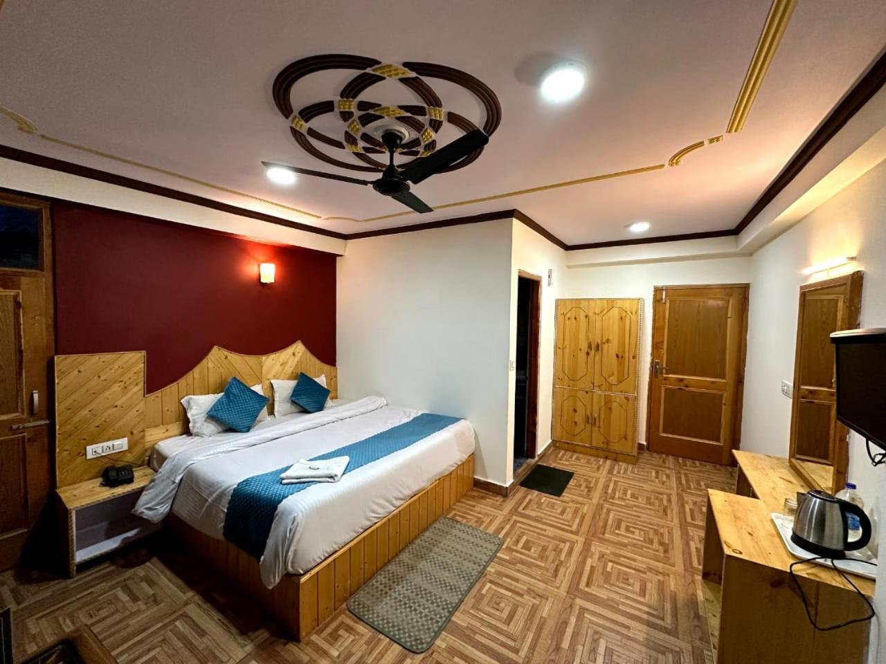 Krishana Cottage A Pure Veg !!!300 M From Hadimba Temple!!!Balcony Rooms!!!Veg Restaurant!!!Couple Friendly!!!Family Cottage!!! Manāli Dış mekan fotoğraf