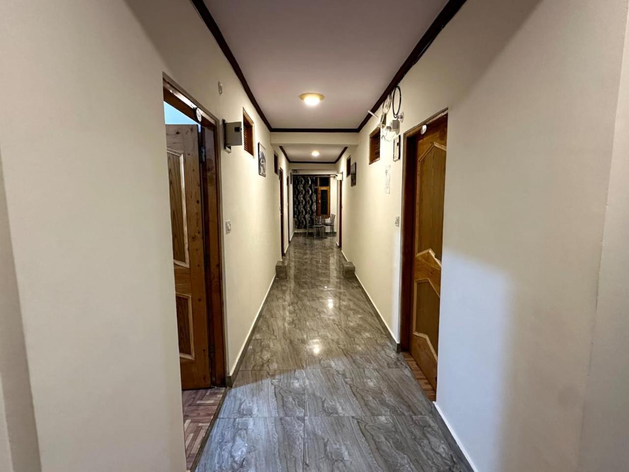 Krishana Cottage A Pure Veg !!!300 M From Hadimba Temple!!!Balcony Rooms!!!Veg Restaurant!!!Couple Friendly!!!Family Cottage!!! Manāli Dış mekan fotoğraf