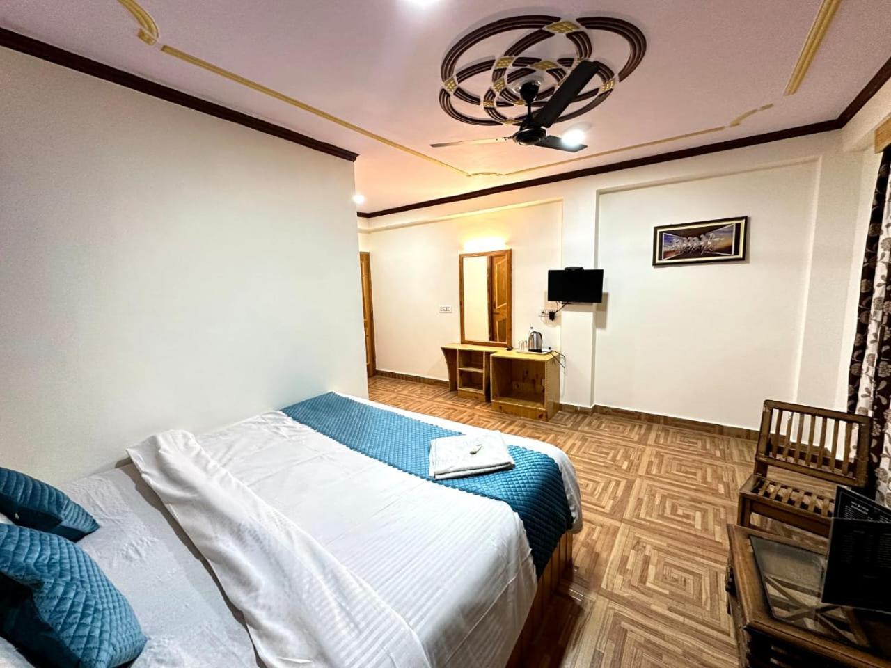 Krishana Cottage A Pure Veg !!!300 M From Hadimba Temple!!!Balcony Rooms!!!Veg Restaurant!!!Couple Friendly!!!Family Cottage!!! Manāli Dış mekan fotoğraf