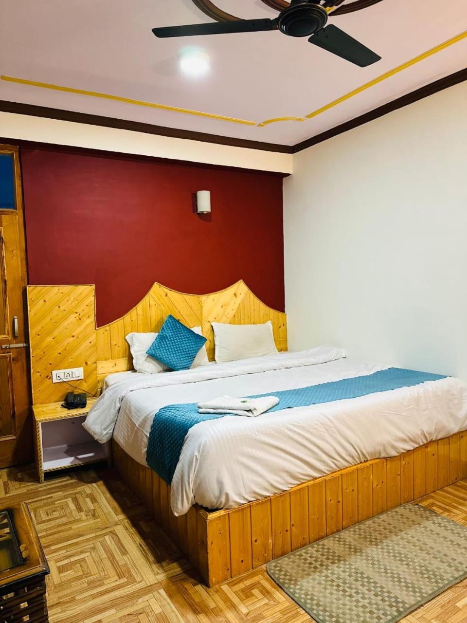 Krishana Cottage A Pure Veg !!!300 M From Hadimba Temple!!!Balcony Rooms!!!Veg Restaurant!!!Couple Friendly!!!Family Cottage!!! Manāli Dış mekan fotoğraf