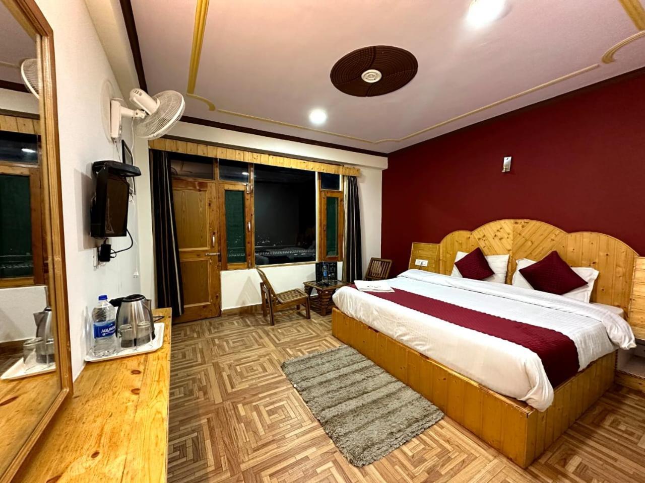 Krishana Cottage A Pure Veg !!!300 M From Hadimba Temple!!!Balcony Rooms!!!Veg Restaurant!!!Couple Friendly!!!Family Cottage!!! Manāli Dış mekan fotoğraf