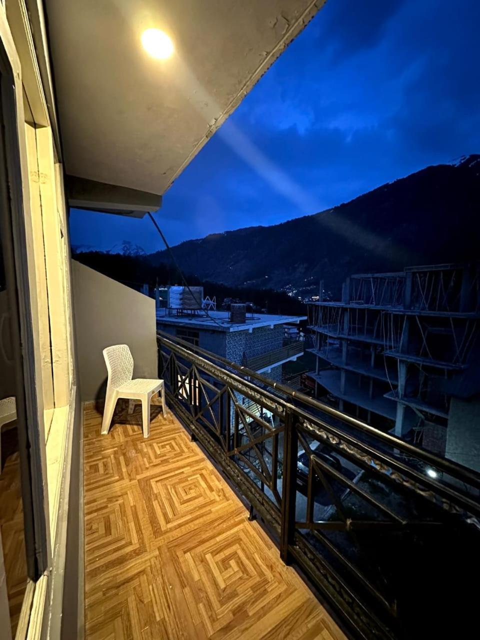 Krishana Cottage A Pure Veg !!!300 M From Hadimba Temple!!!Balcony Rooms!!!Veg Restaurant!!!Couple Friendly!!!Family Cottage!!! Manāli Dış mekan fotoğraf